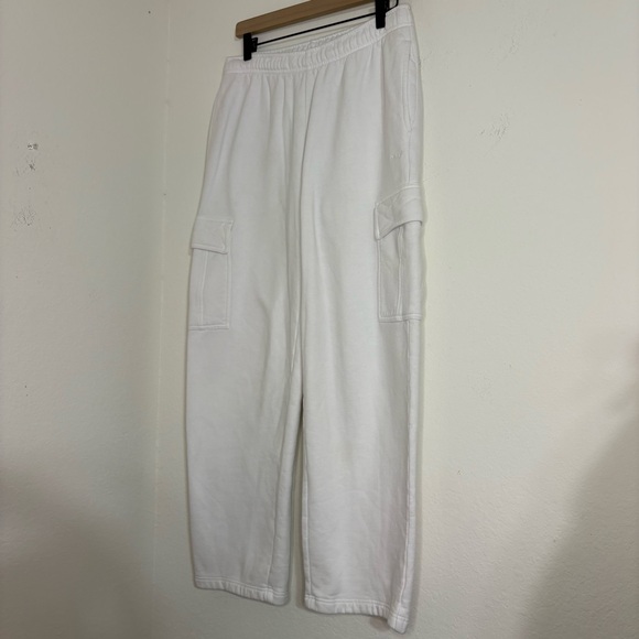 Aritzia TNA Cozy Sweatfleece Mega Cargo Sweatpants in White size Medium - Picture 2 of 16